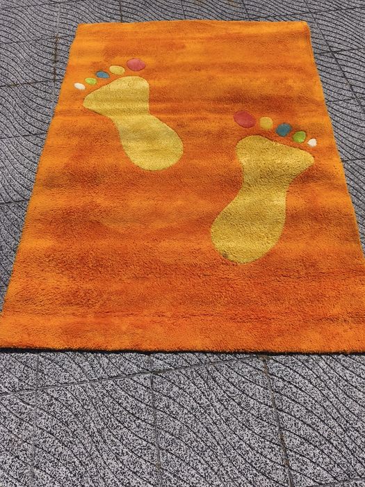 Tapete laranja e amarelo