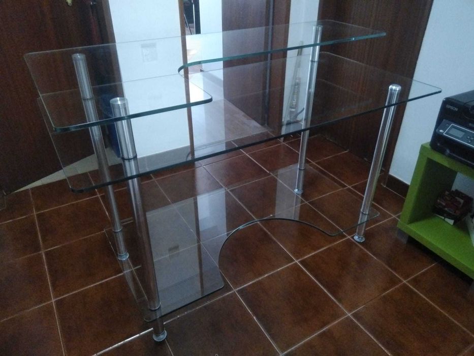 Balcão de receção em vidro