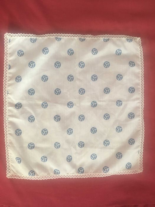 Biało-niebieska chusteczka z koronką