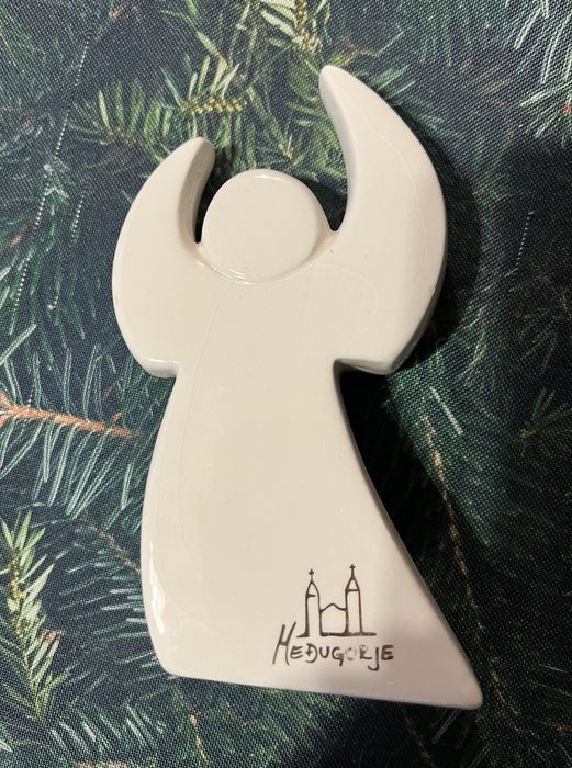 Biały stojący ceramiczny anioł z Medugorje 8x15 cm