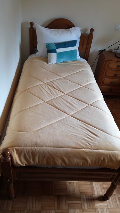 cama de solteiro com mesa cabeceira
e com colchão