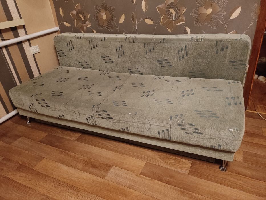 Кровать, диваны.