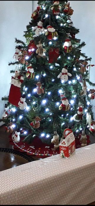 Vendo Árvore de Natal 1.80M Como Nova Sem Decoração