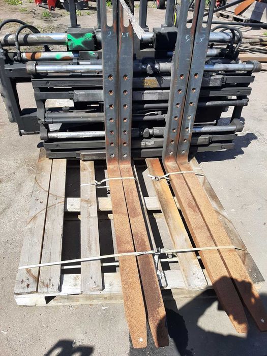 Позиціонер до навантажувача на 4 вили