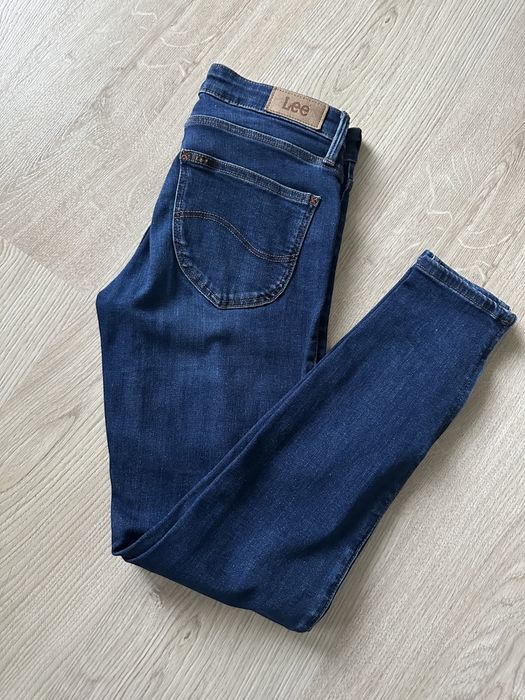 lee scarlett cropped black