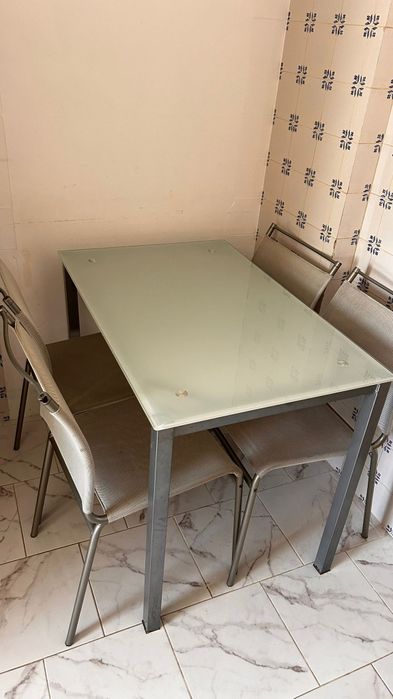 Mesa de jantar com 4 cadeiras