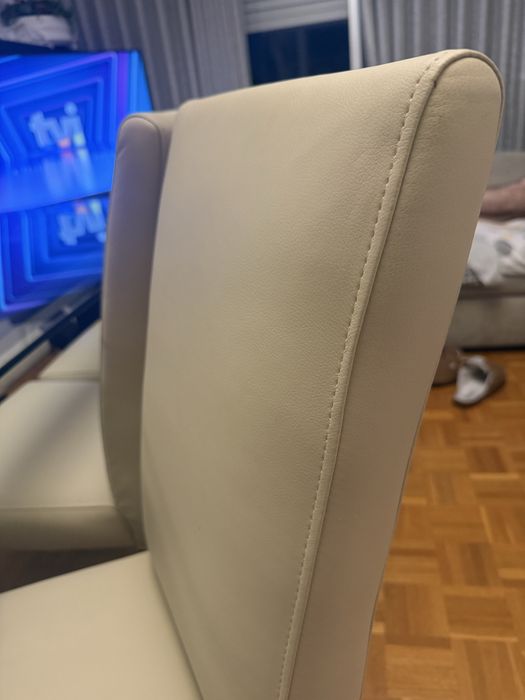 Mesa de vidro e cadeiras