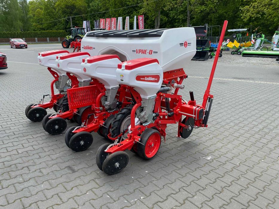 Ozdoken pneumatyczny siewnik punktowy z nawożeniem VPHE-DG4