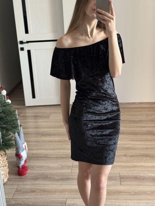 Сукня із відкритми плечима