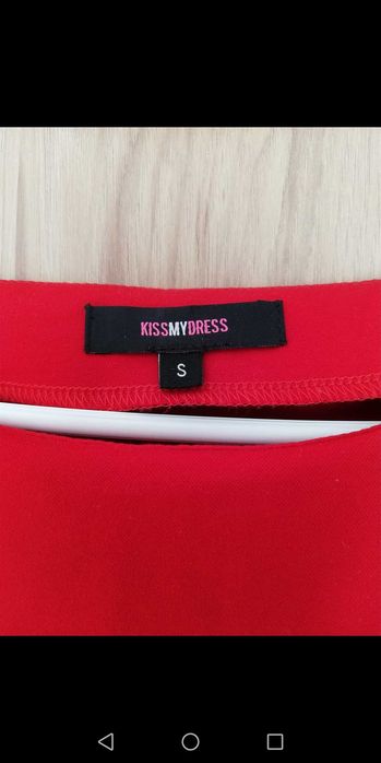 Dopasowana czerwona sukienka z falbanami na rękawach