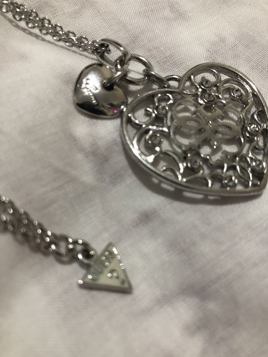 Colar prateado em forma de coração