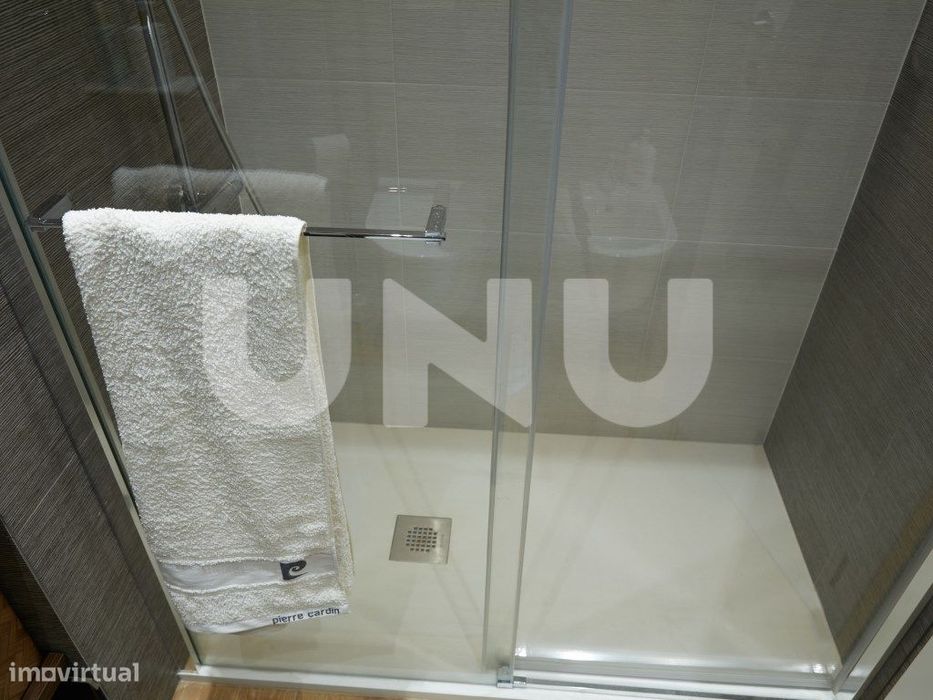 Apartamento T2, remodelado, em condomínio com piscina.