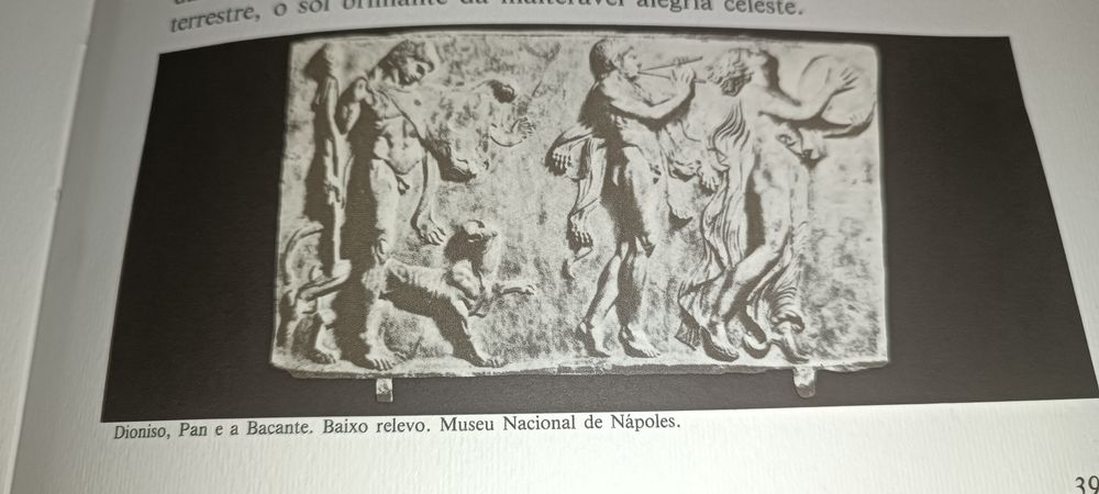 Antigo livro a mitologia  com estampas