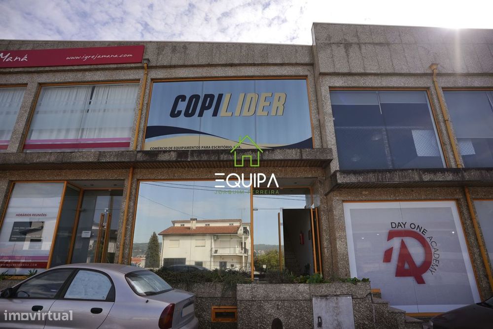 Loja licenciada para comércio e serviços com 3 pisos, em Aldeia Nova