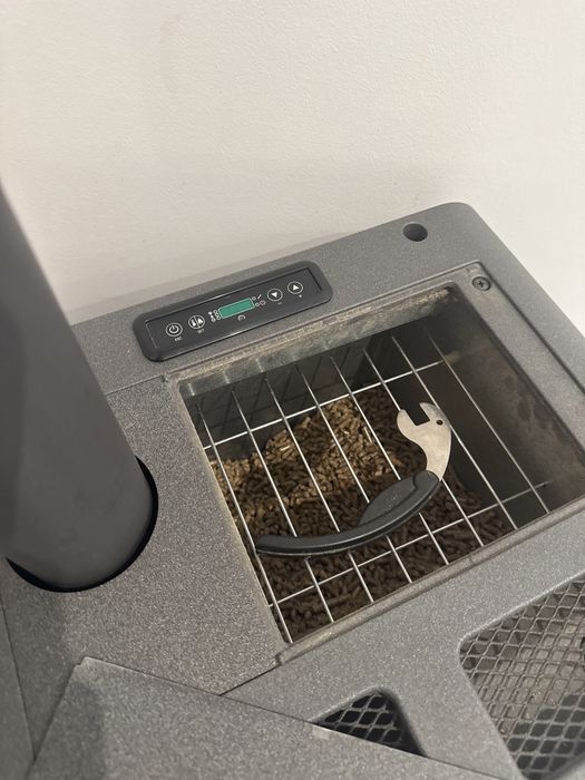 Salamandra a Pellets EDILKAMIN Point Plus CANALIZÁVEL – 8 kW – Excelente Estado
