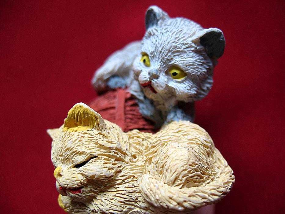 Kot - dwa młode kotki - figurka - 4 x 5 x 4 cm
