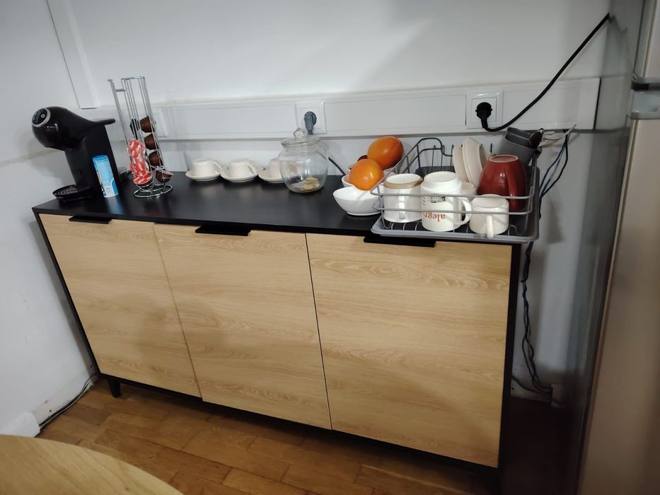 Frigorífico, mesa e aparador