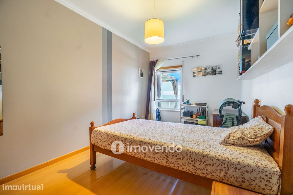 Apartamento T2 com estacionamento e terraço, em Vialonga