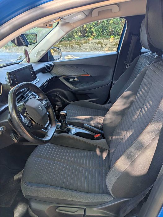 Carro peugeot 2008 SUV com 89.000kms, azul metalizado, bom estado