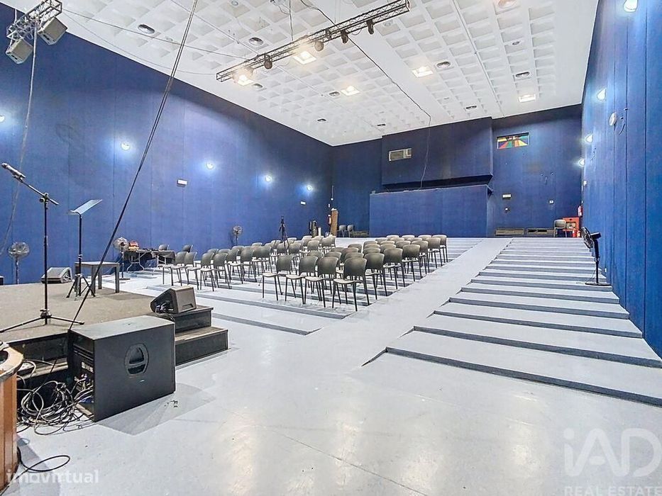 Loja / Estabelecimento Comercial em Santo António dos Olivais de 370,0