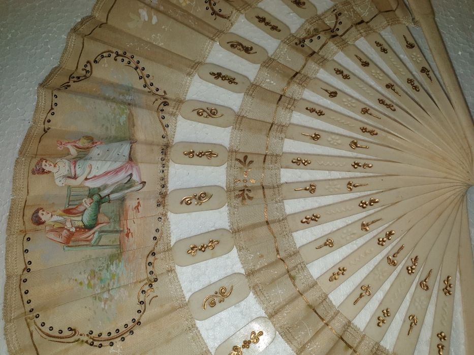 Antigo precioso leque do Sec. XIX pintado à mão - motivo romantico