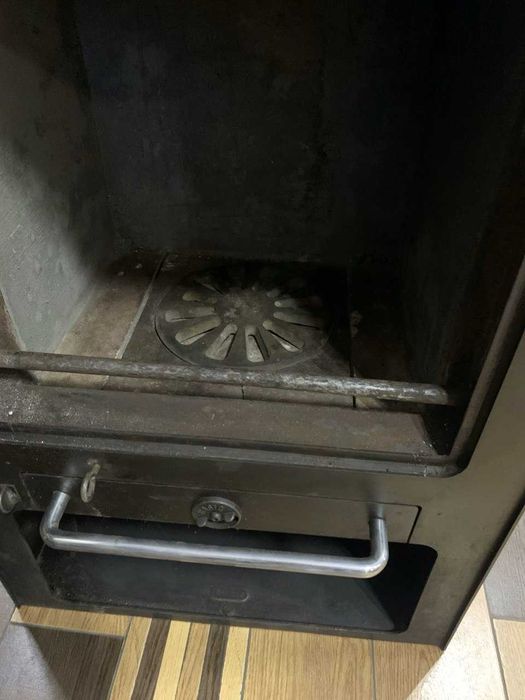 Буржуйка , камін , піч на дрова