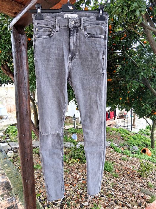 Calças e body Zara.