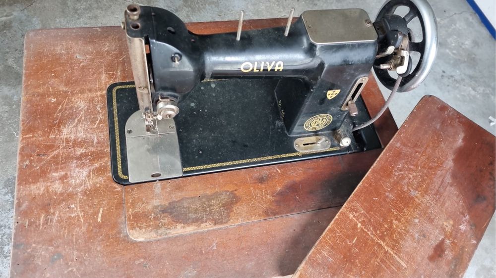 Maquina costura Oliva com mesa