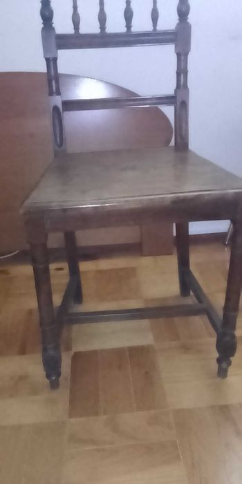 Cadeira antiga de madeira