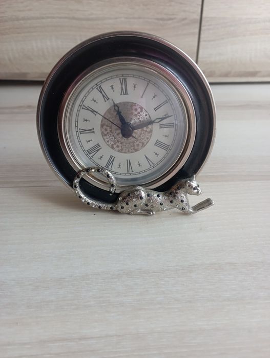 Piękny stojący zegar