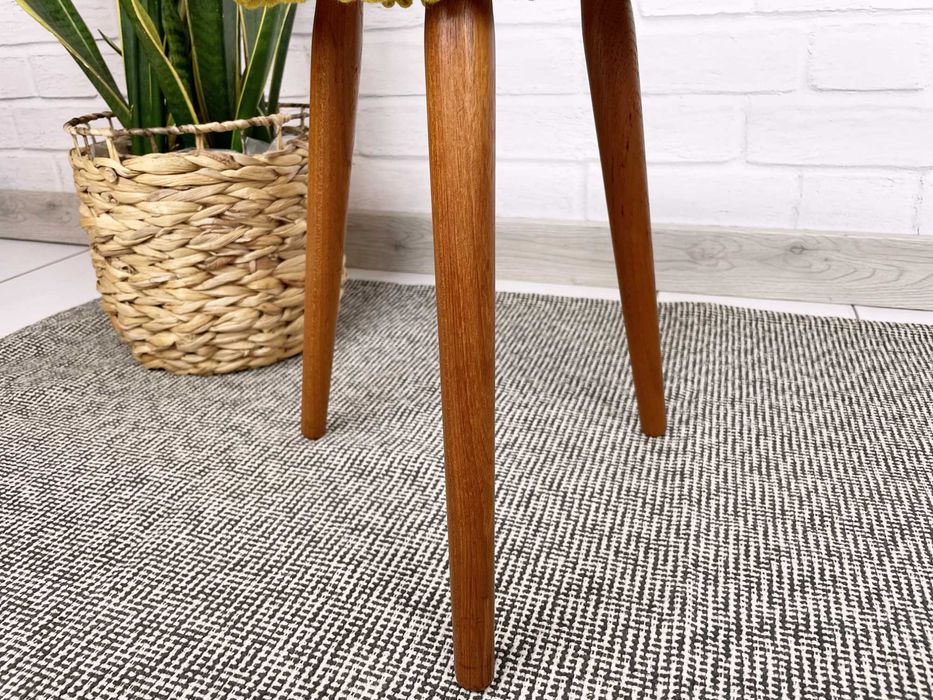 Duński podnóżek/stołek/taboret z haftowaną tapicerką (mid century prl)