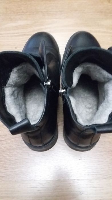 Жіночі шкіряні ботинки натуральне хутро, колір: чорний.