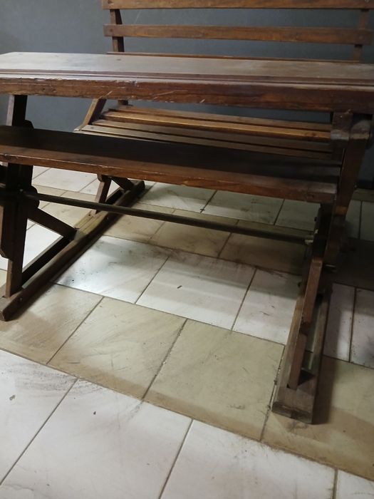 ESCOLA ANTIGA  carteira da escola primária com mais de 100 anos