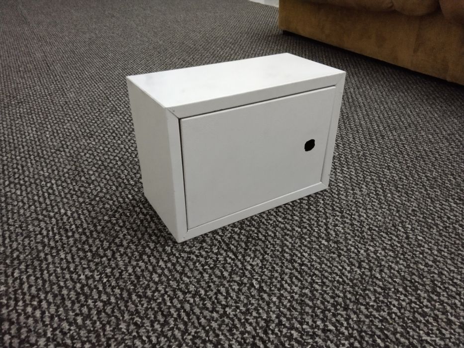 Продаю маленький сейф (без замка)