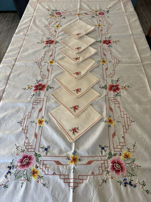 Toalha de mesa bordada a mão e 7 guardanapos