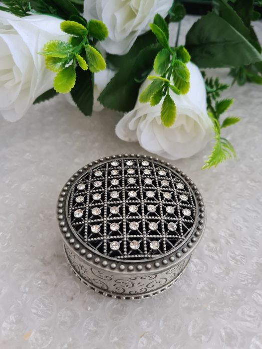 Металева маленька шкатулка з камінцями