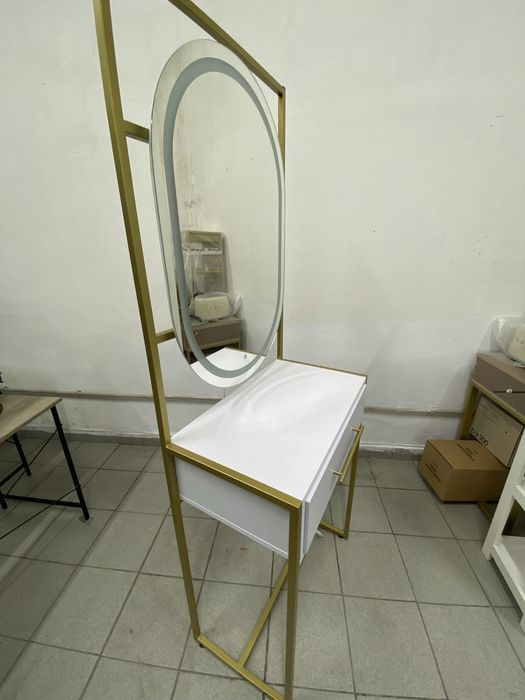 Стіл з дзеркалом та підсвіткою для салону краси, новий