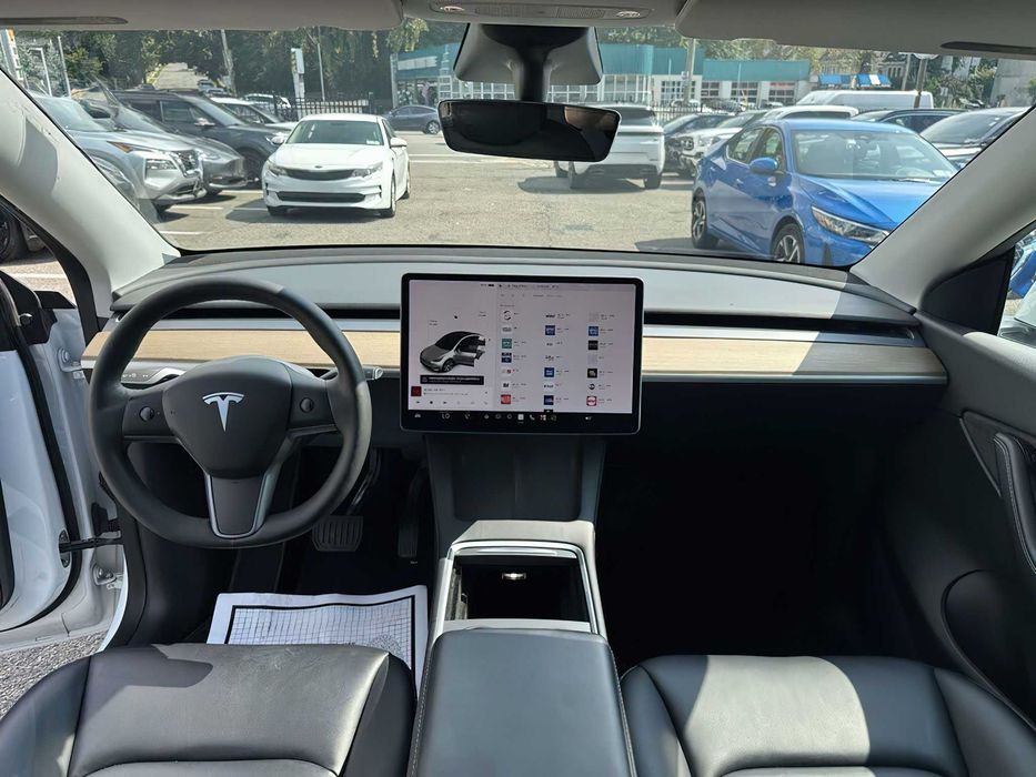 Tesla Model Y Long Range      2021