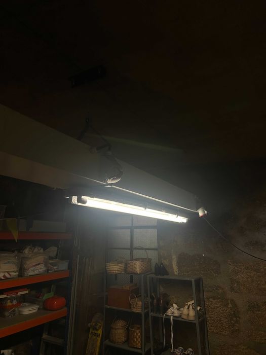Sistema de Iluminação Industrial com 6 Luzes e 16 Tomadas Trifásicas