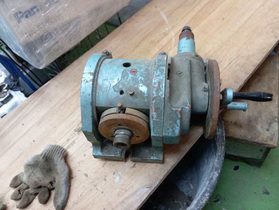 Универсально делительная Удг 250 стол поворотный резцедержка