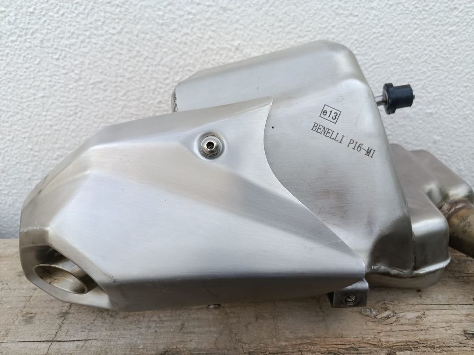 Escape Benelli TRK 502 de origem