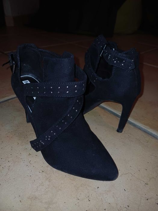 Vende-se botas em camursa preta