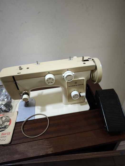 Швейная машина Чайка 142м