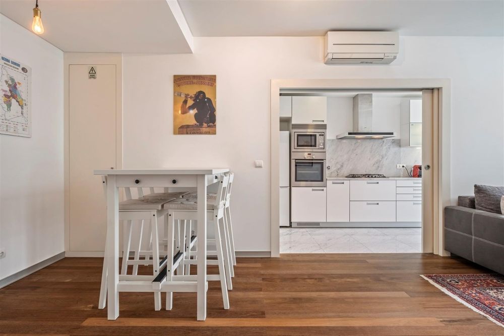 Mesa alta com 4 cadeiras. ( Ikea)