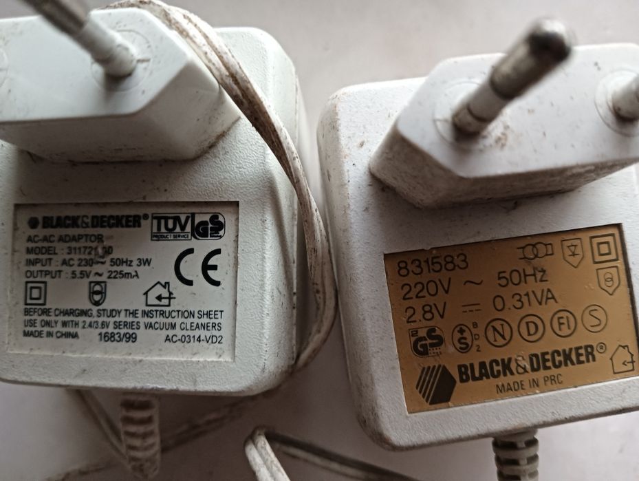 Dois  carregadores Black & Decket
