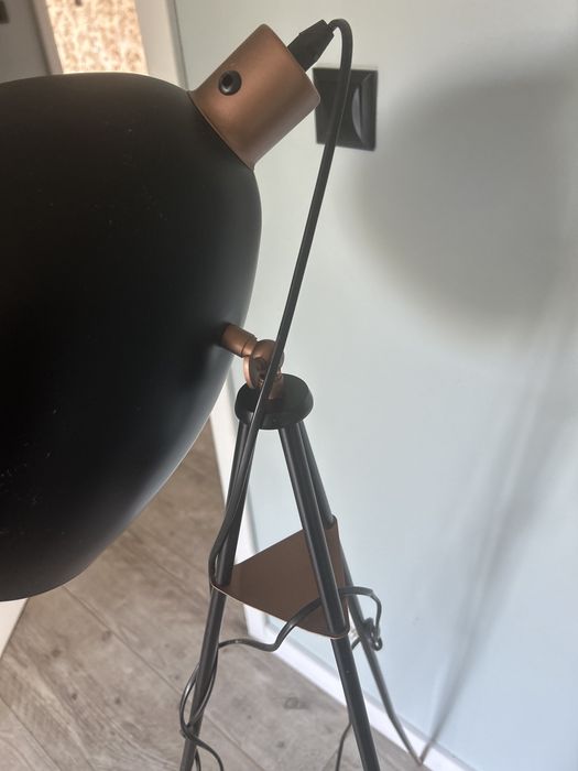 Lampa loftowa czarna ze zlotymi nogami