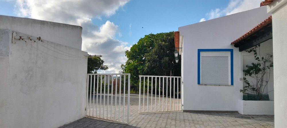 Moradia familiar com 3 fogos de habitação de utilização independente
