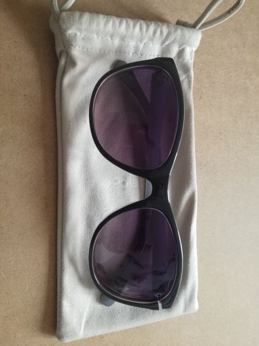 Óculos Polaroid com o saco original.

Obs: os óculos estão partidos ju