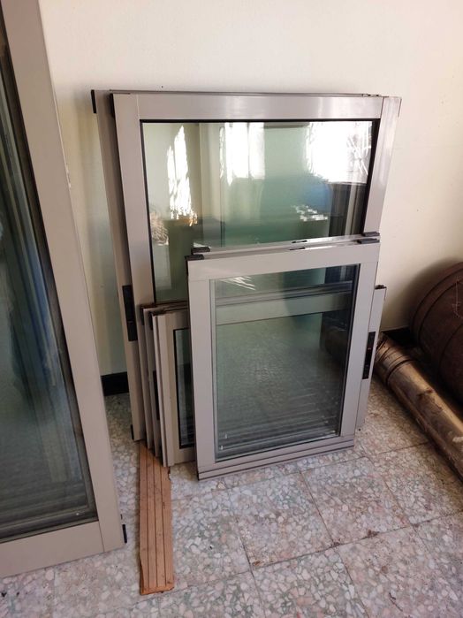 Janela correr (2 folhas) sem aro em alumínio cinza claro vidro duplo.