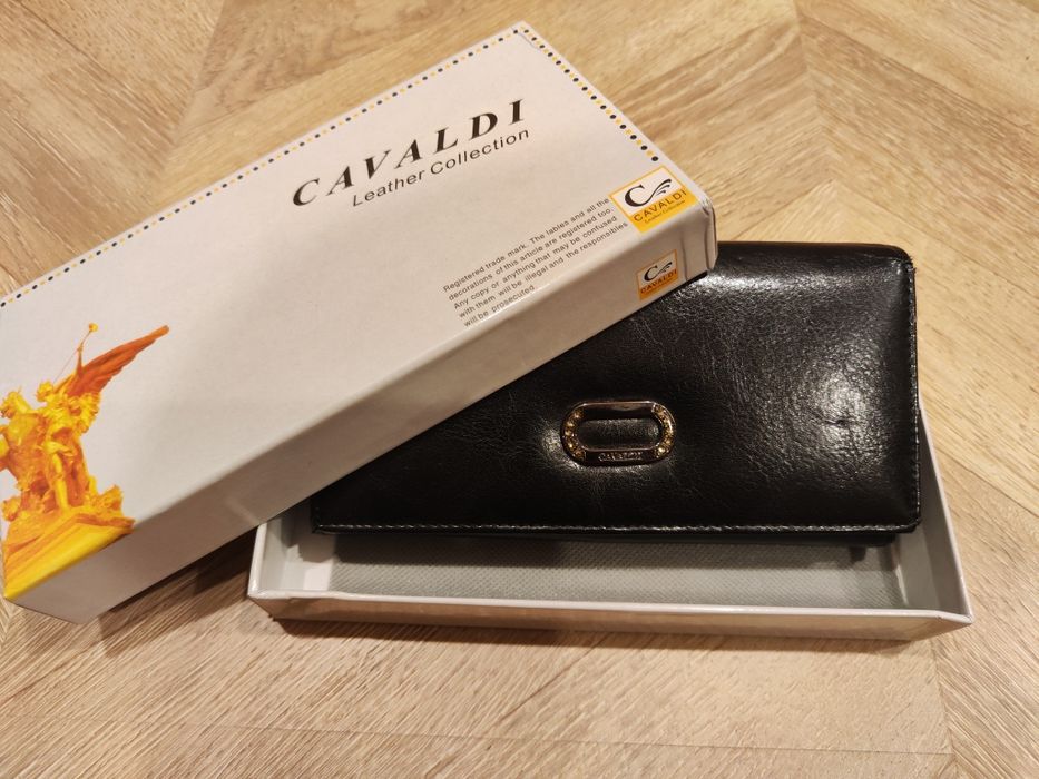 Czarny portfel Cavaldi